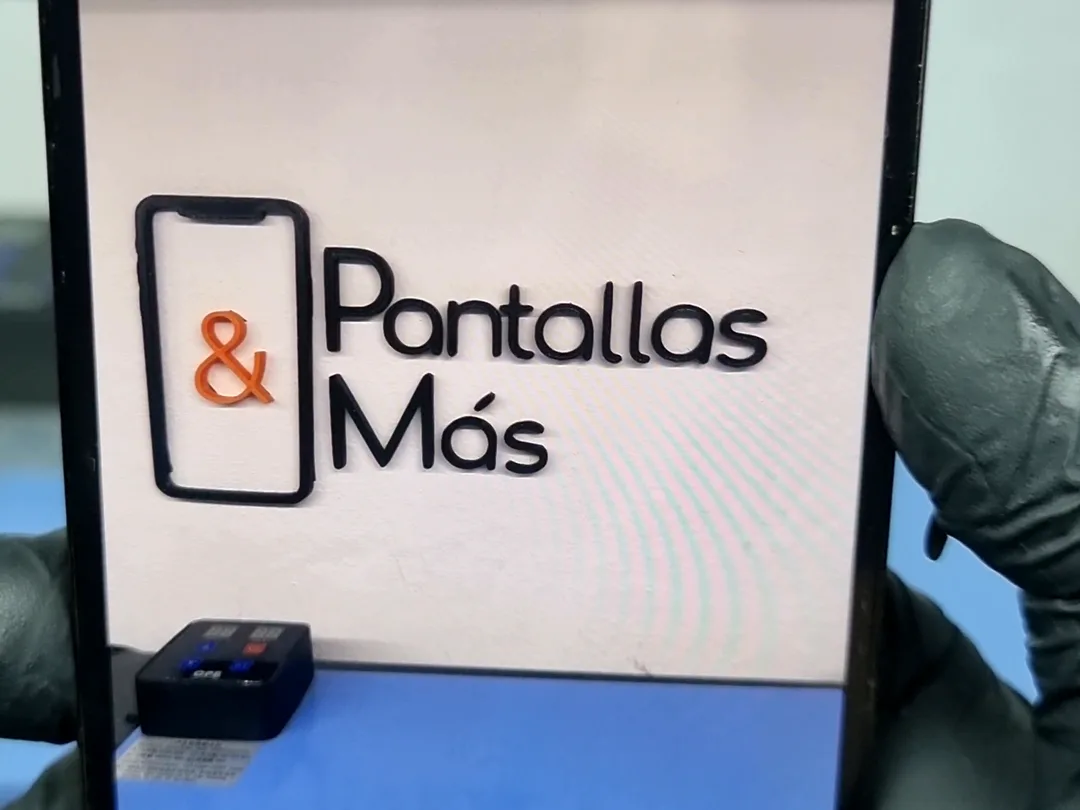 Cámara de un iPhone 14 Pro ya reparada, con los colores correctos, apuntando al rótulo del taller de El Sauzal