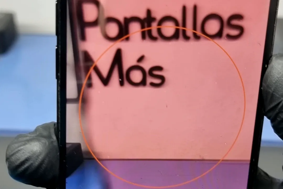Cámara de un iPhone 14 Pro viéndolo todo en rojo tras una caída, en un taller de El Sauzal