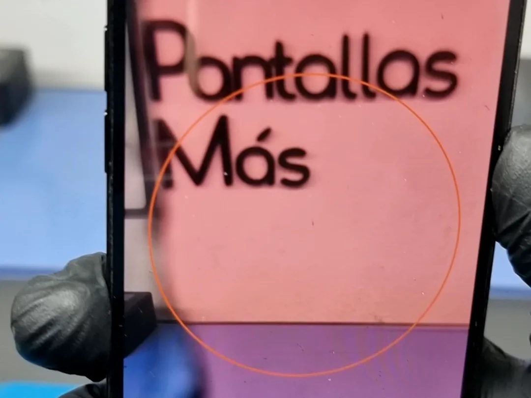 Cámara principal de un iPhone 14 Pro viéndolo todo en rojo tras una caída, en un taller de El Sauzal