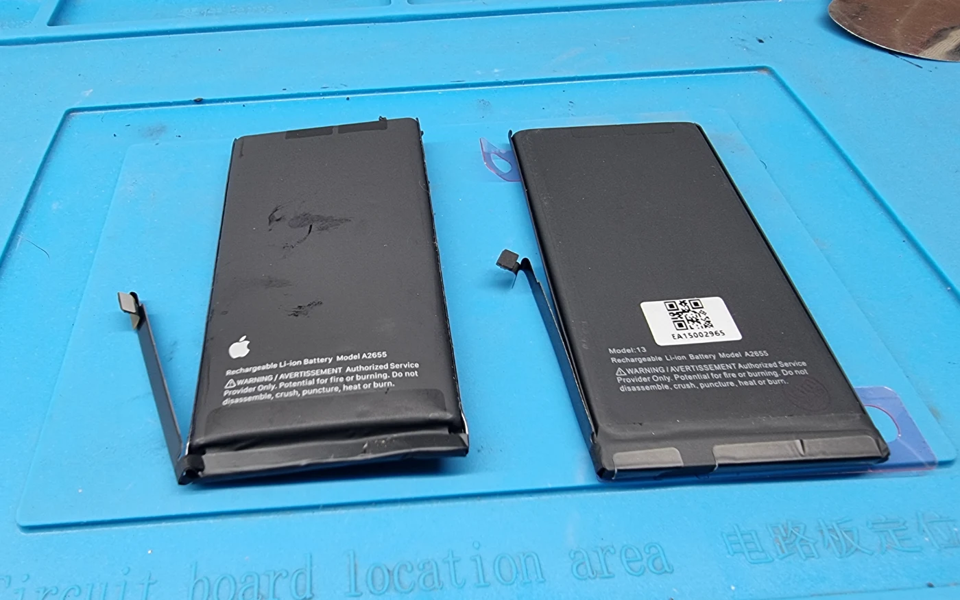 Dos baterías de iPhone sobre el tapete, preparadas para el cambio