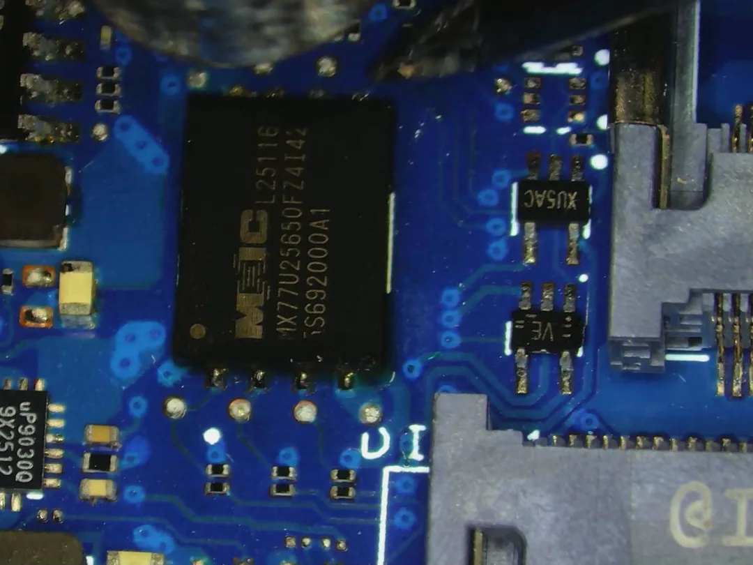 Chip de la BIOS de un portátil ASUS TUF visto al microscopio antes de desoldarlo