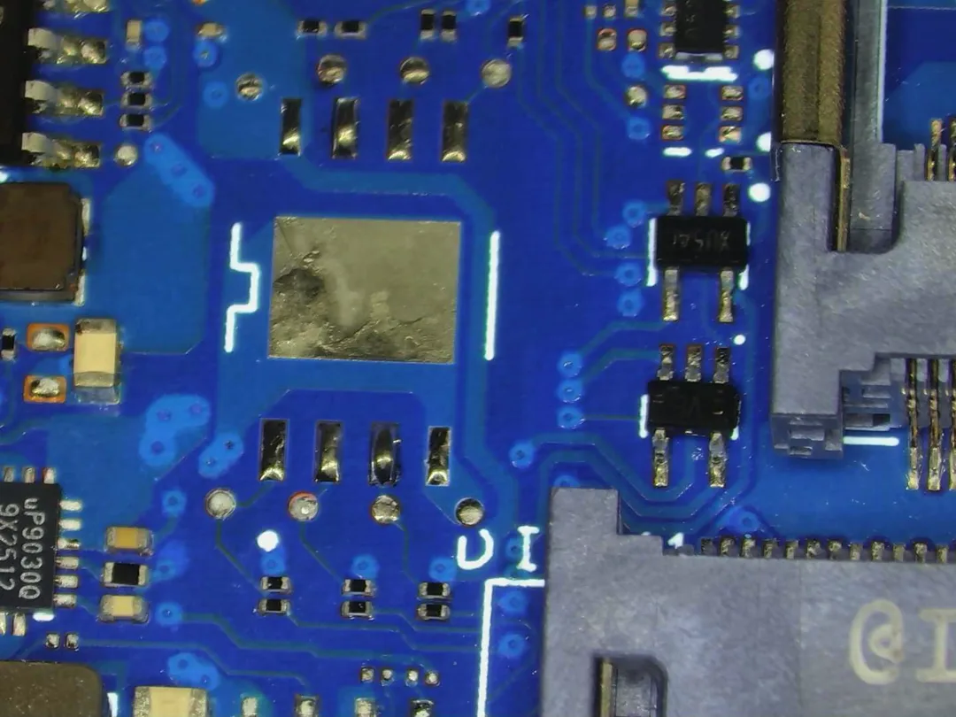 Pads de la placa limpios tras desoldar el chip de la BIOS de un portátil ASUS