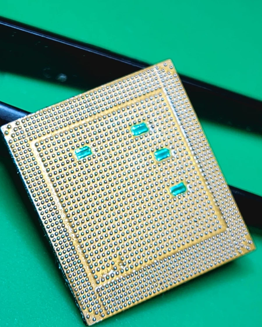 Chip retirado de la placa, con su matriz de contactos a la vista