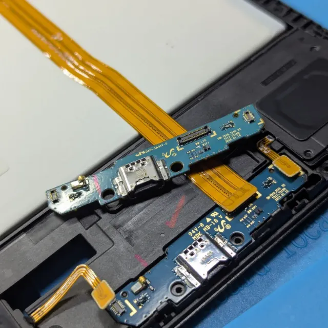 Placa del conector de carga de un móvil con sus cables flex