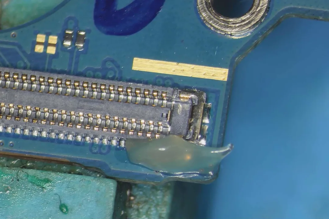 Conector FPC entre placas de un Samsung S20 FE al microscopio, en un taller de El Sauzal