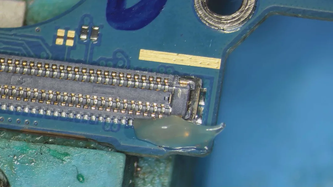 Conector FPC entre la placa de carga y la placa principal de un Samsung S20 FE, al microscopio en un taller de El Sauzal
