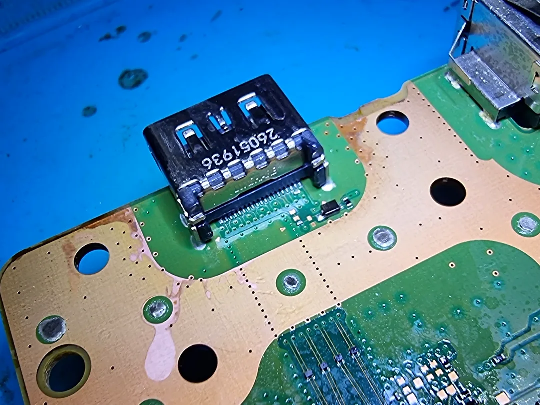 Puerto HDMI nuevo soldado en la placa de una PS5