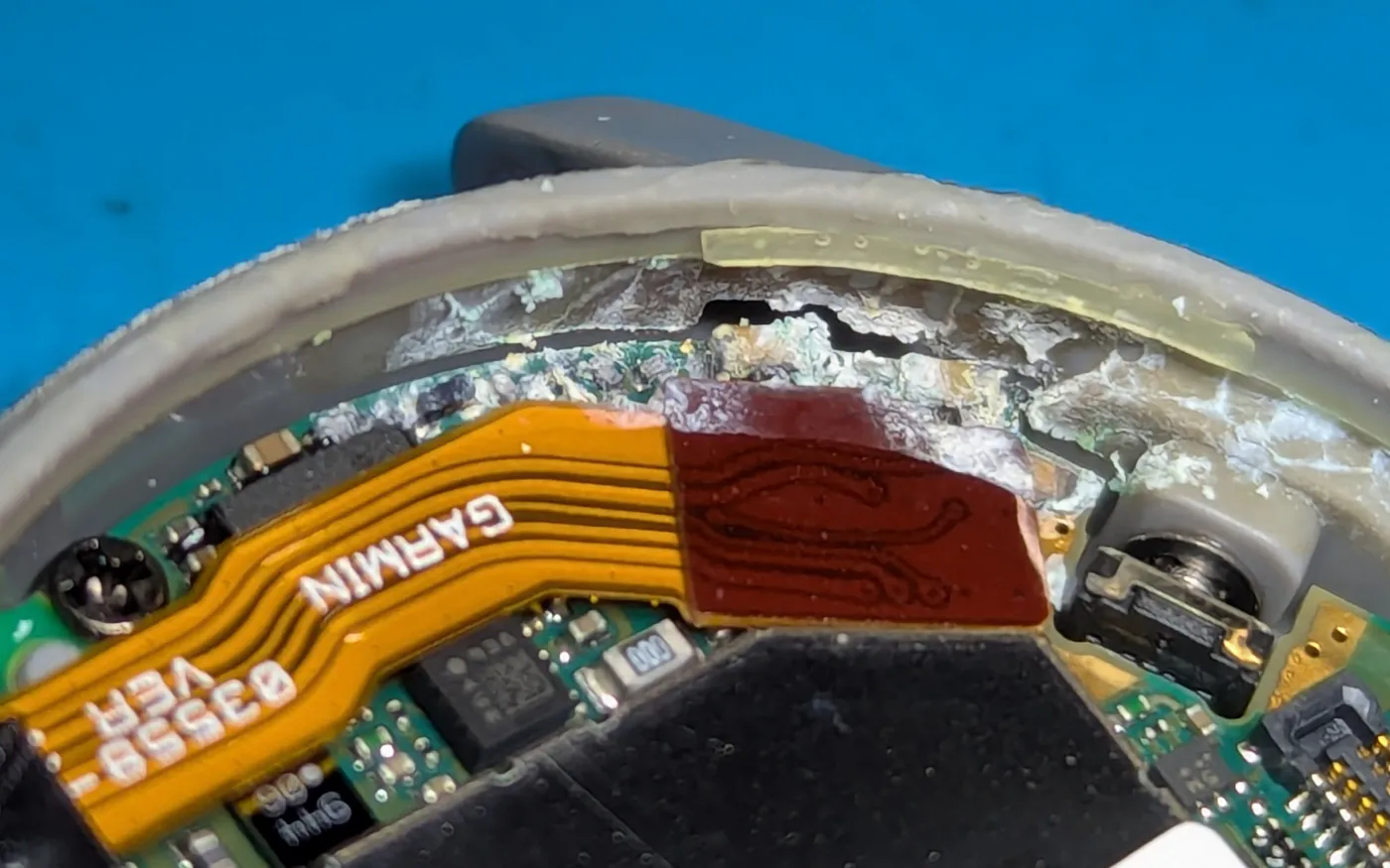 Detalle de la corrosión sobre la placa de un dispositivo mojado