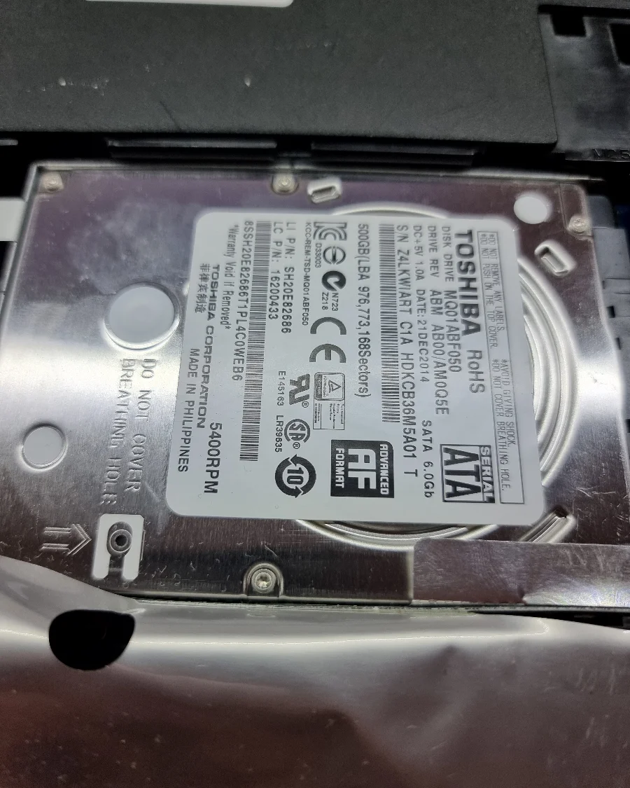 Disco duro mecánico Toshiba de portátil, con su etiqueta de datos