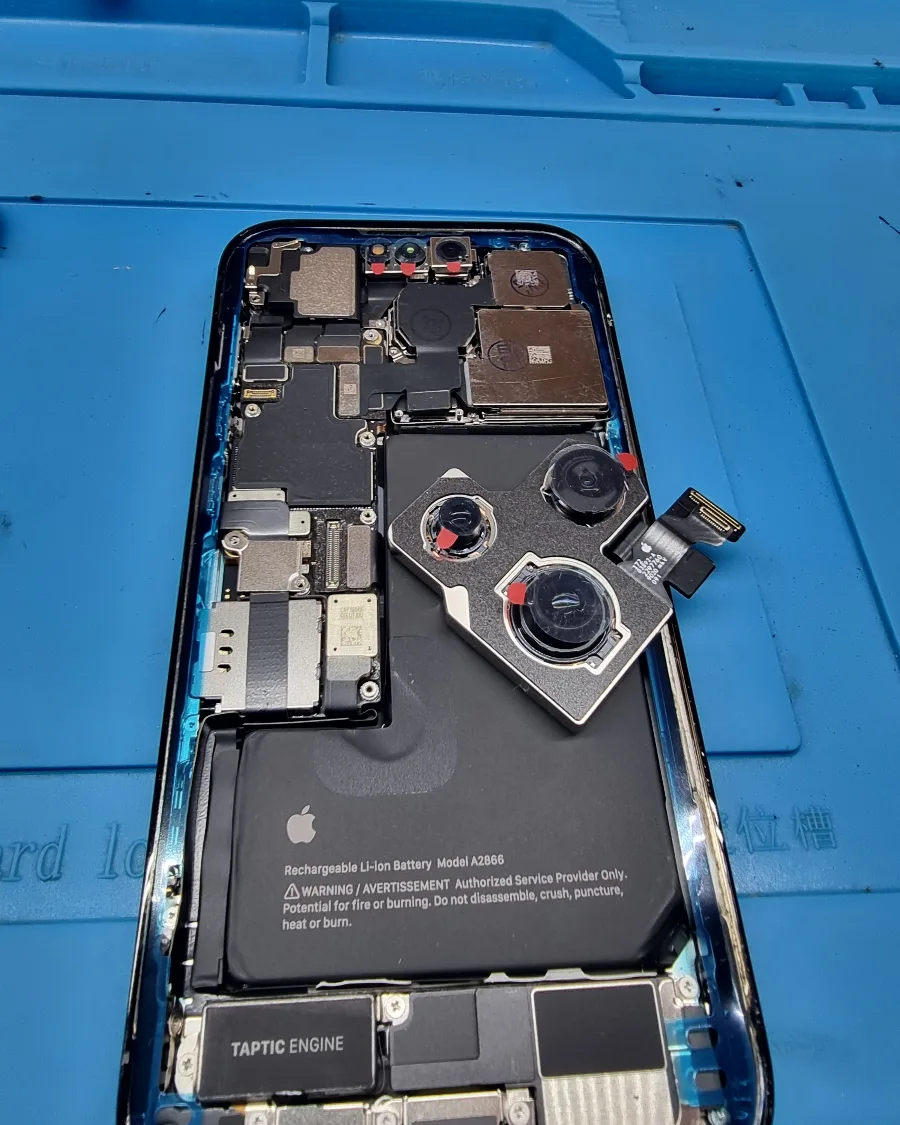 iPhone abierto con la placa, las cámaras y el motor de vibración a la vista