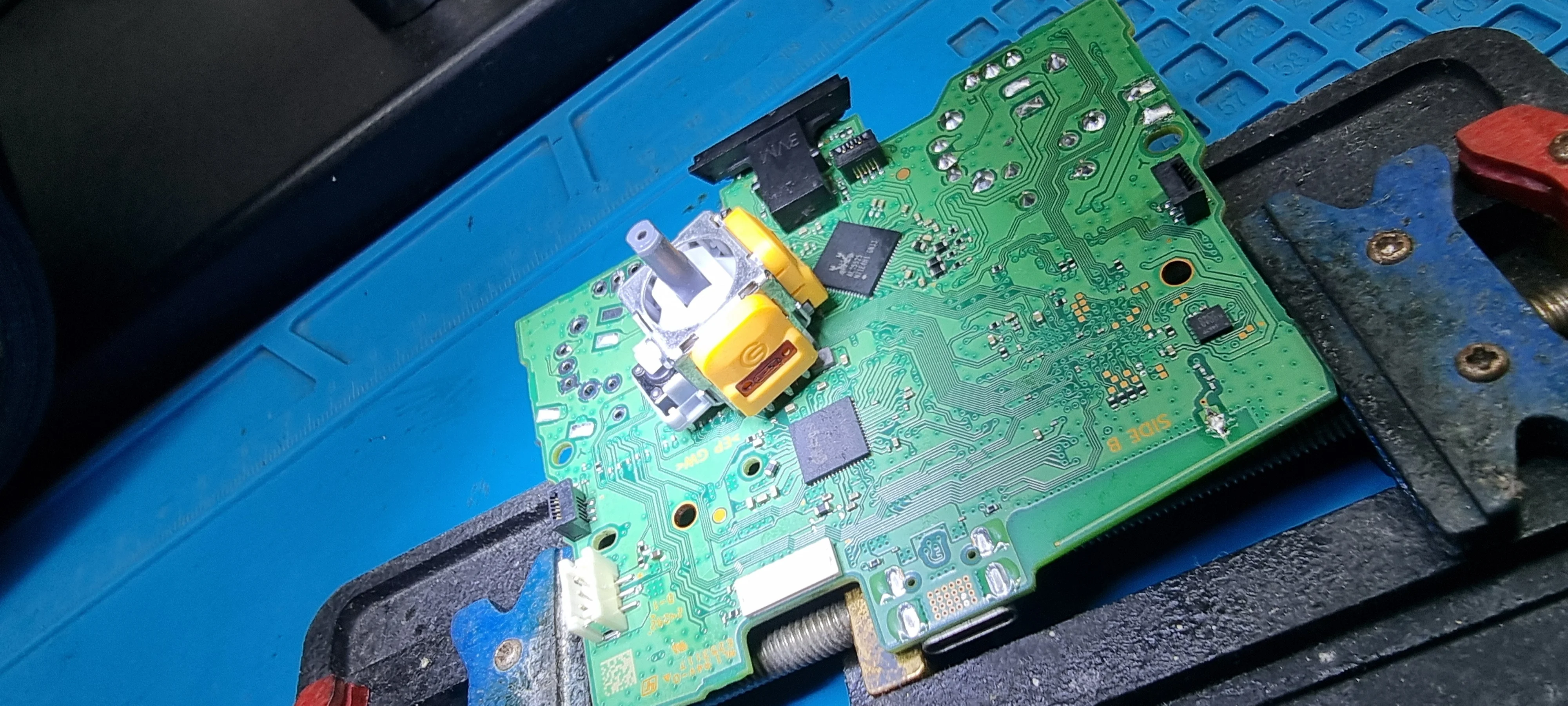 Placa de un mando de PS5 con el módulo del joystick a la vista