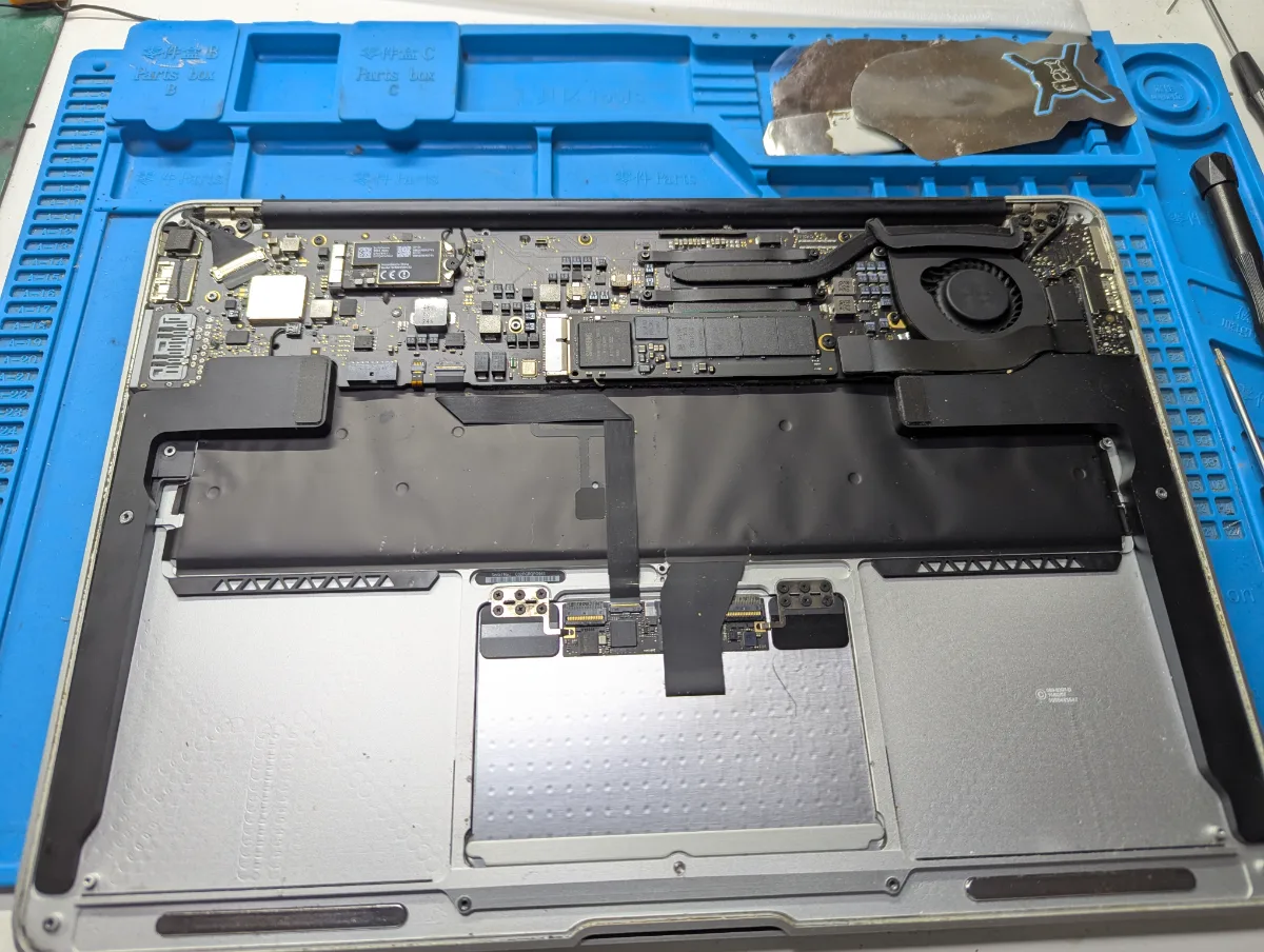 MacBook Pro en el banco de trabajo durante la prueba de teclado tras la reparación