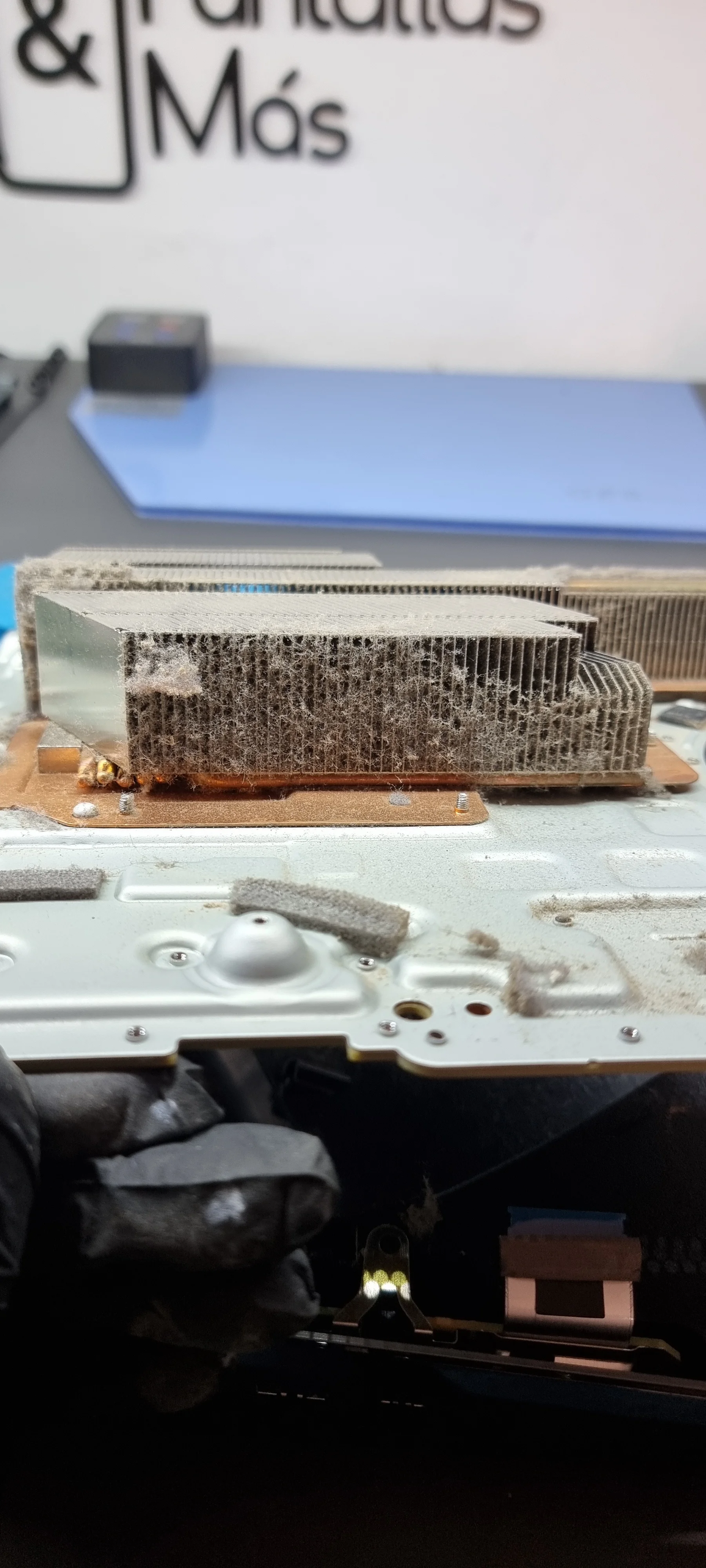 Disipador de una PS5 con polvo apelmazado entre las aletas