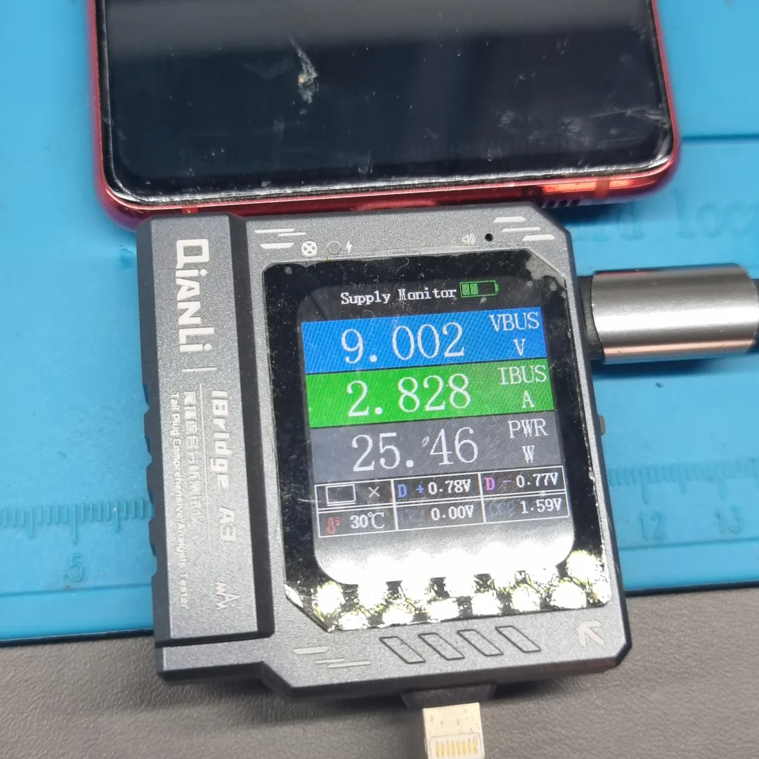 Medidor USB marcando 9 voltios y 2,8 amperios con el Samsung S20 FE ya reparado