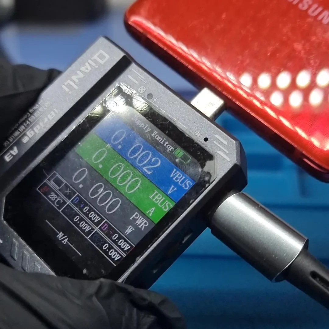 Medidor USB conectado a un Samsung S20 FE marcando 0 amperios, sin carga