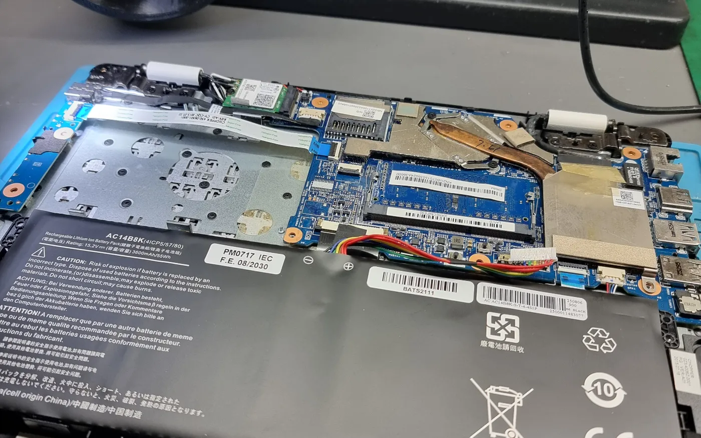 Mesa de trabajo del taller de El Sauzal con el microscopio de microsoldadura