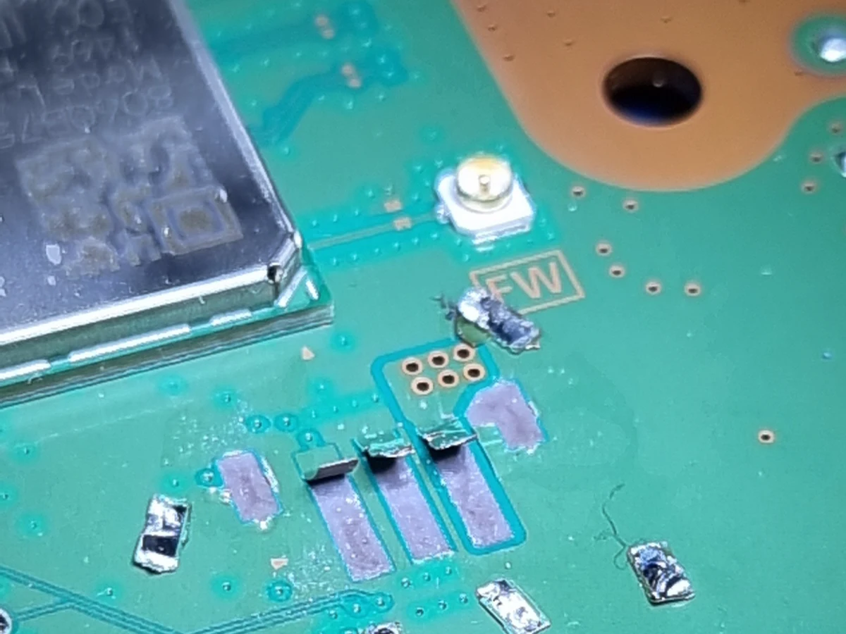 Componentes SMD y pistas de una placa vistos de cerca durante la reparación