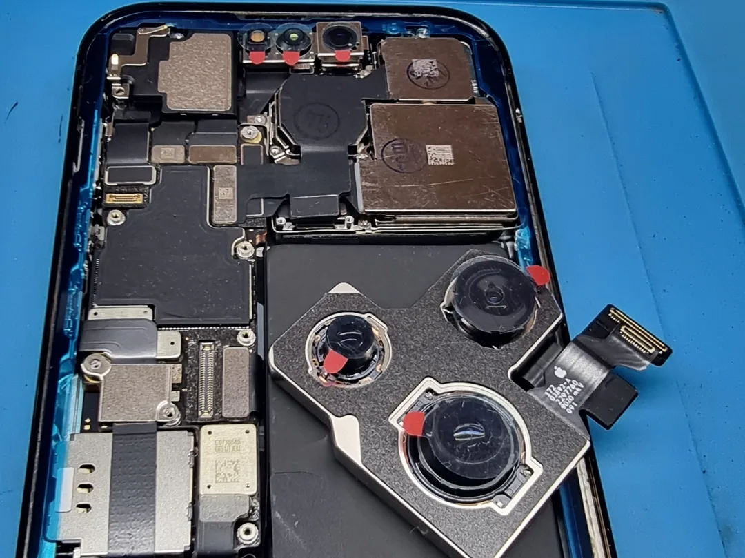 Módulo de cámaras traseras de un iPhone 14 Pro levantado sobre la placa, en el taller de El Sauzal