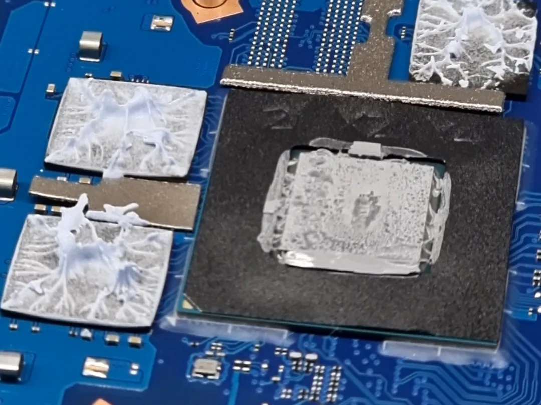 Pasta térmica completamente seca sobre la gráfica de un portátil ASUS TUF