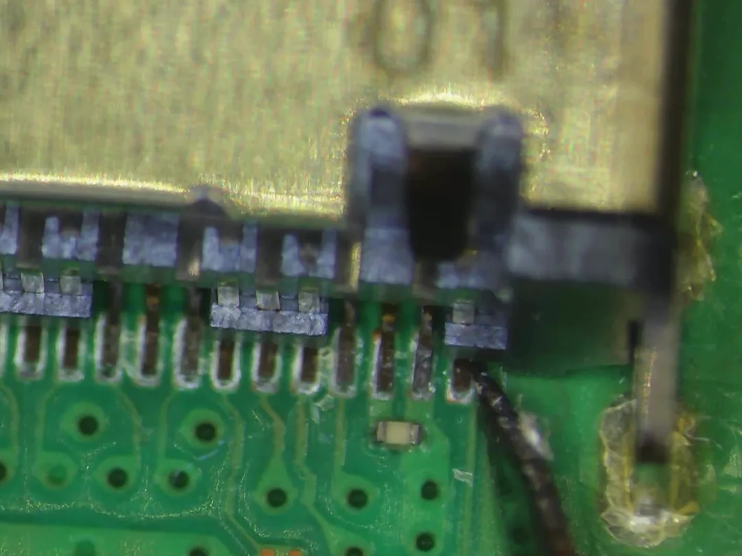 Pines oxidados del conector HDMI de una PS5 vistos al microscopio en un taller de El Sauzal