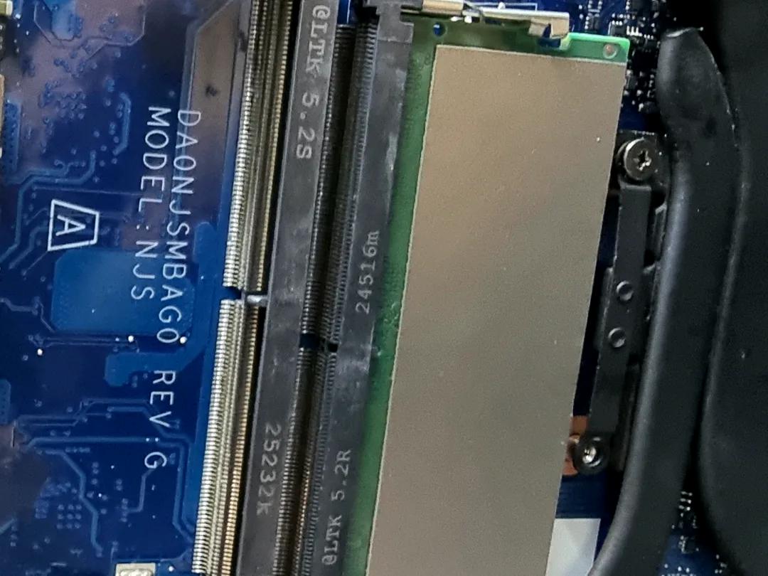 Placa base Quanta DA0NJSMBAG0 de un ASUS TUF Gaming A16 con las ranuras de memoria RAM