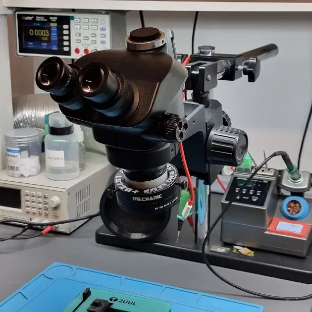 Placa de un dispositivo bajo el microscopio