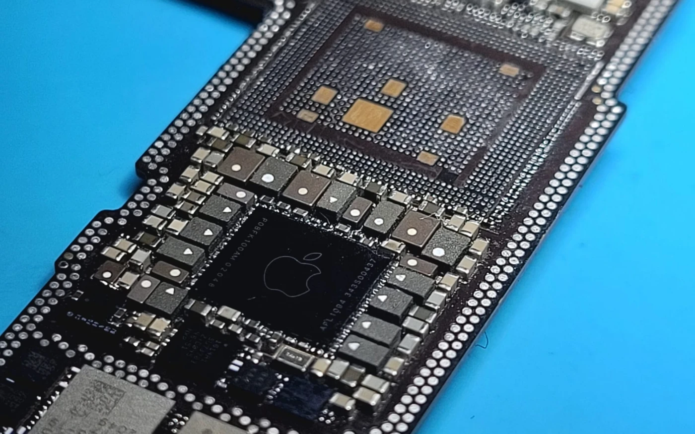 Placa de un portátil Apple con la zona de contactos de un chip preparada