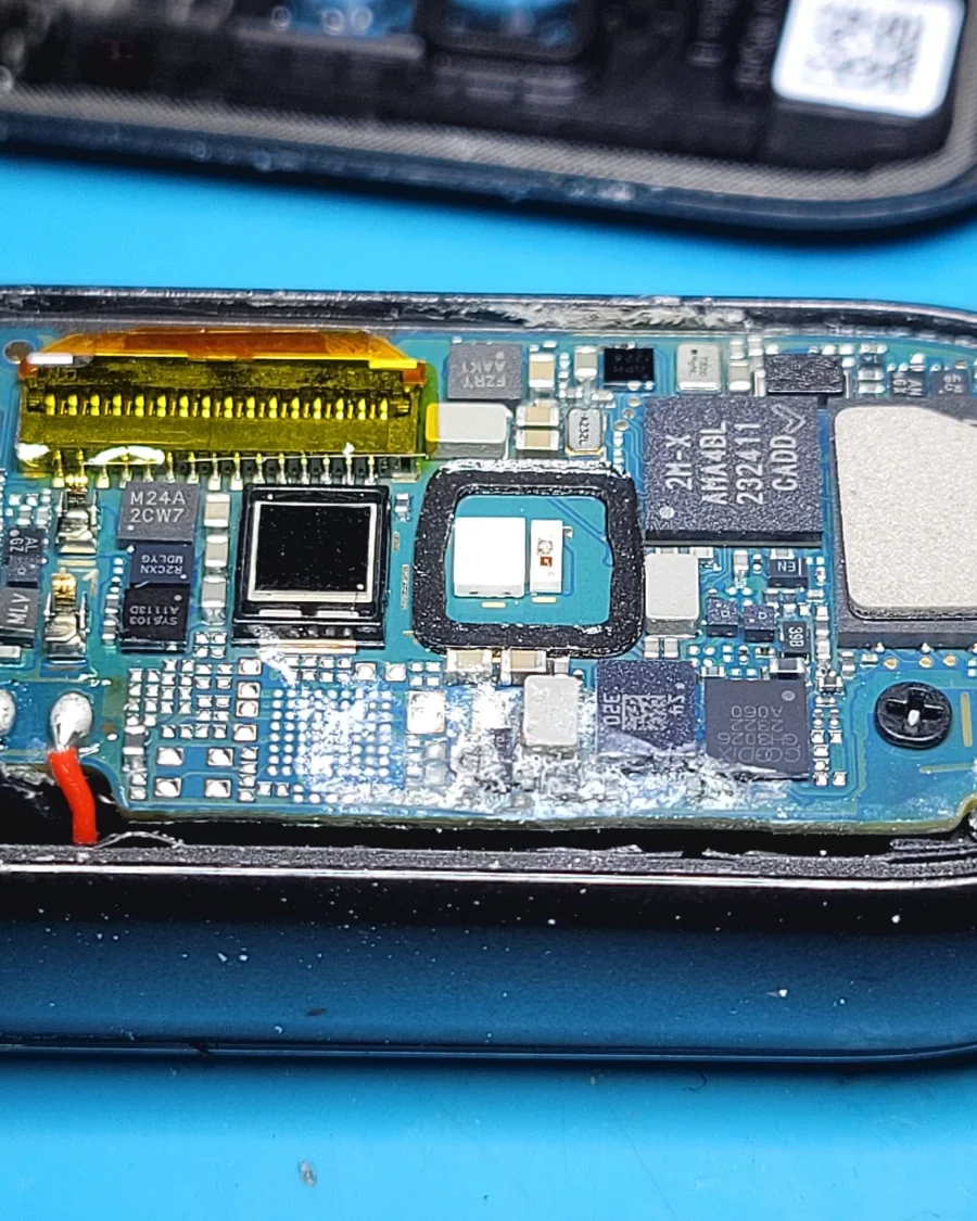 Detalle de la placa de un dispositivo con sales y óxido por humedad