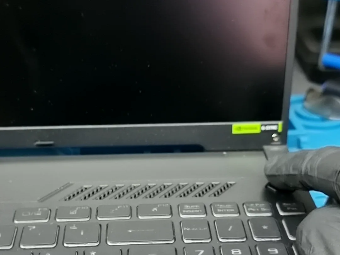 Portátil ASUS TUF Gaming A16 con la pantalla en negro al pulsar el botón de encendido, en un taller de El Sauzal