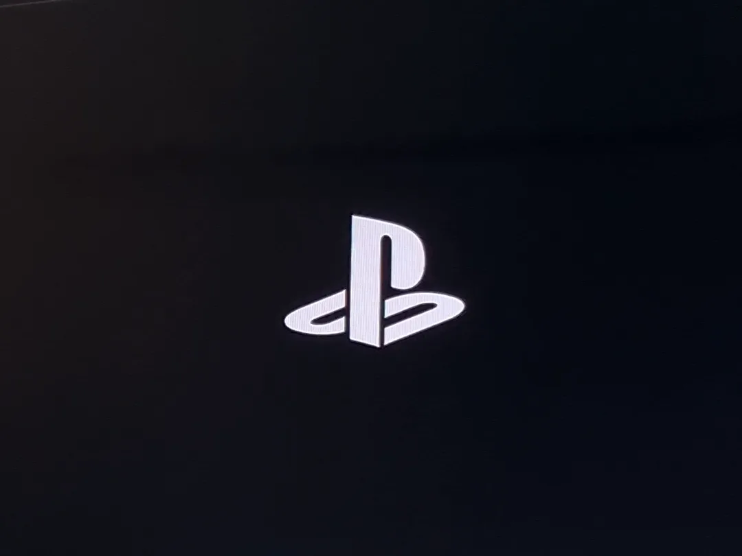 Logo de PlayStation en pantalla: la PS5 vuelve a dar imagen tras la reparación