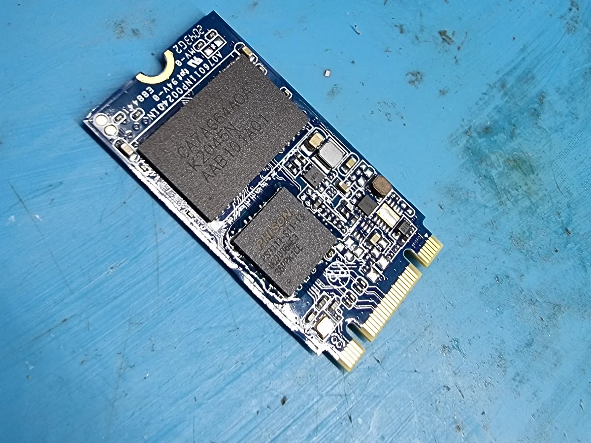 Módulo NVMe con los chips de memoria a la vista sobre la mesa de trabajo
