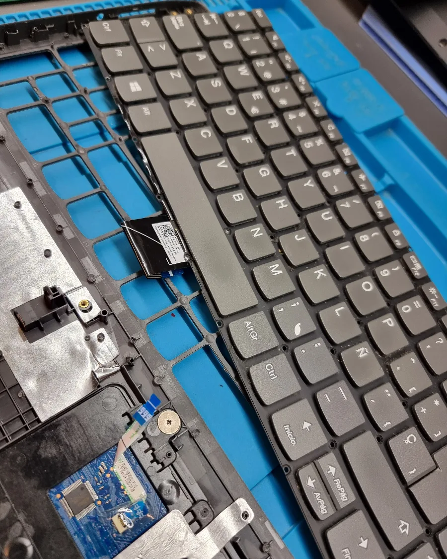 Teclado de portátil desmontado durante la reparación